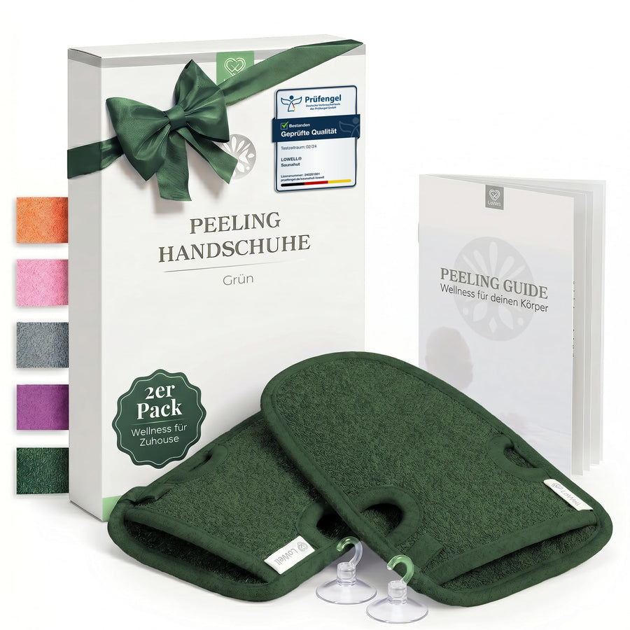 Zwei Peeling-Handschuhe in Grün vor Geschenkbox mit grüner Schleife, dazu zwei Saughaken