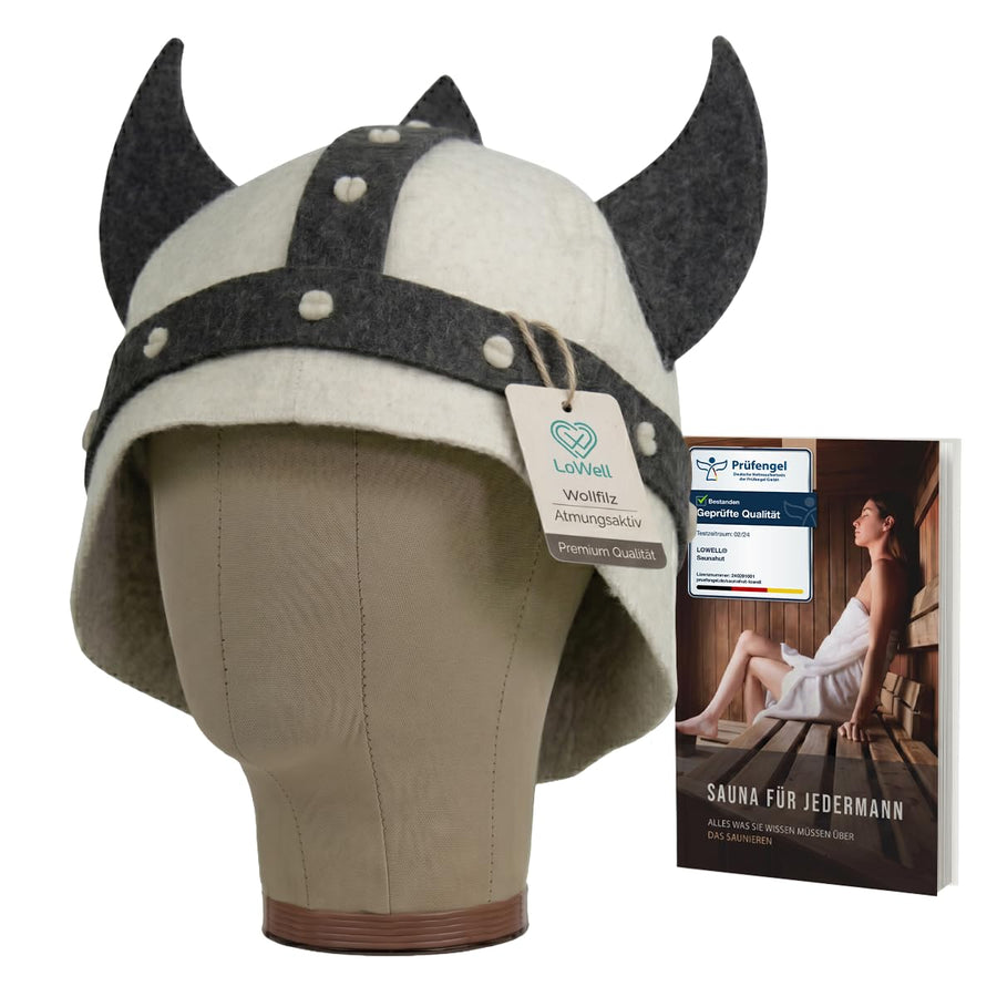 Weißer Saunahut im Wikingerhelm-Design mit grauen Hörnern auf Stoffbüste
