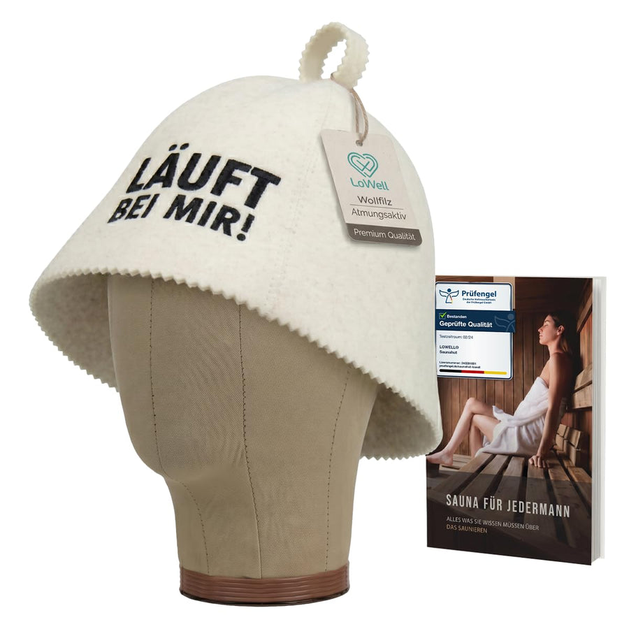 Weißer Saunahut mit Stick „LÄUFT BEI MIR!“ auf Stoffbüste
