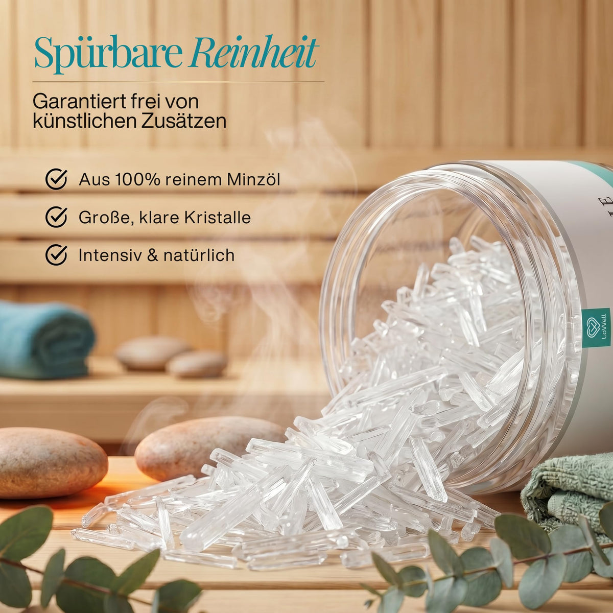 Umgekippte Dose mit klaren, länglichen Mentholkristallen auf Holzbank, dahinter Saunasteine und Eukalyptus