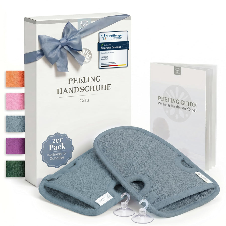Zwei Peeling-Handschuhe in Grau vor Geschenkbox mit grauer Schleife, dazu zwei Saughaken