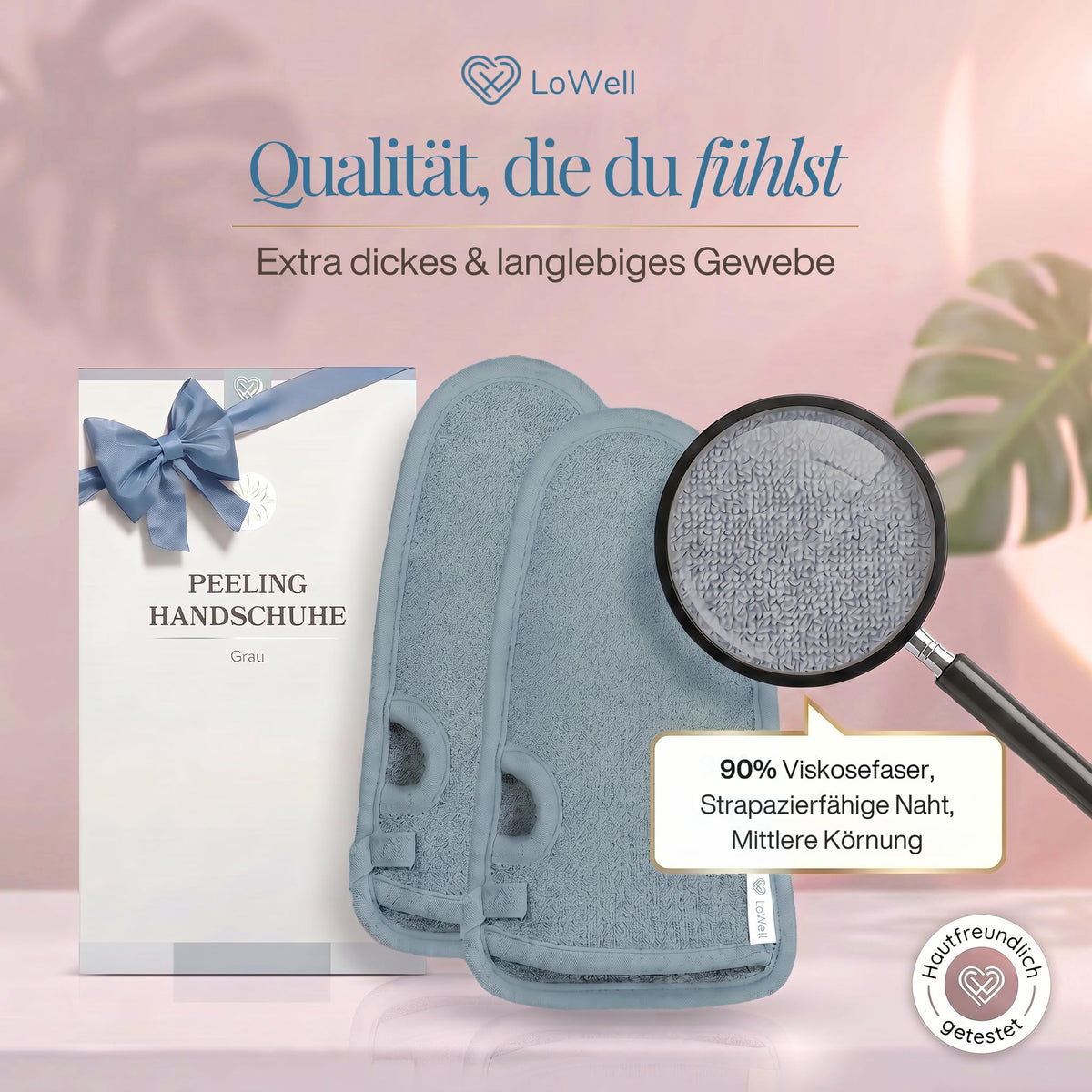 Geschenkbox und zwei Peeling-Handschuhe in Grau, eine Lupe zeigt die Struktur des Gewebes