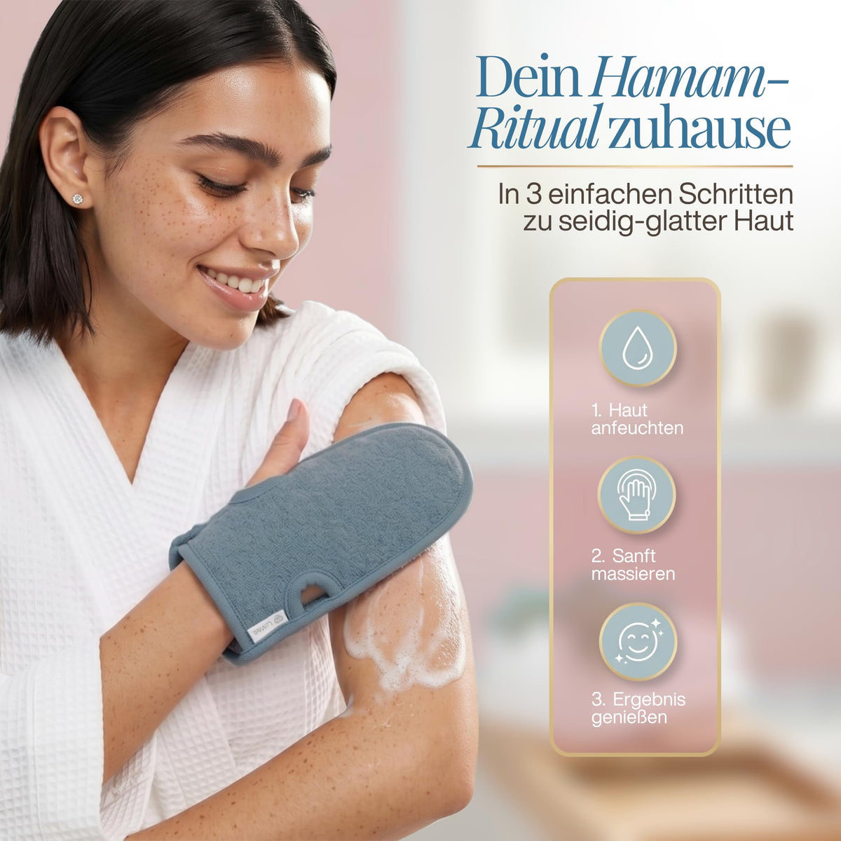 Frau im Bademantel reibt ihren Oberarm mit einem grauen Peeling-Handschuh ab, daneben drei Anwendungsschritte