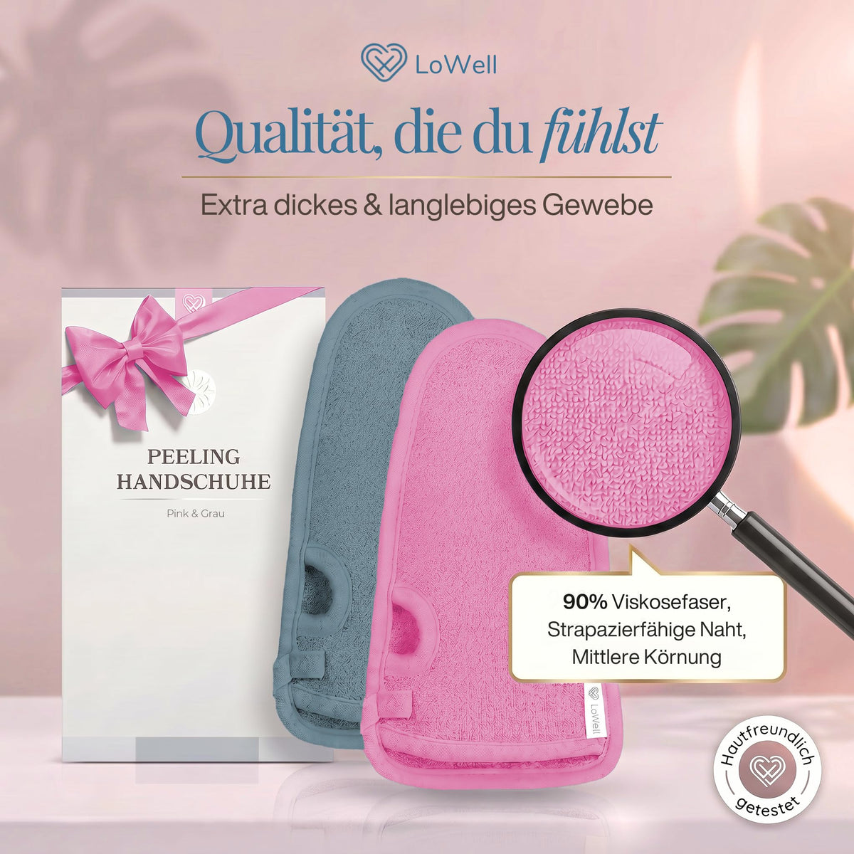 Geschenkbox und zwei Peeling-Handschuhe in Pink und Grau, eine Lupe zeigt die Struktur des Gewebes