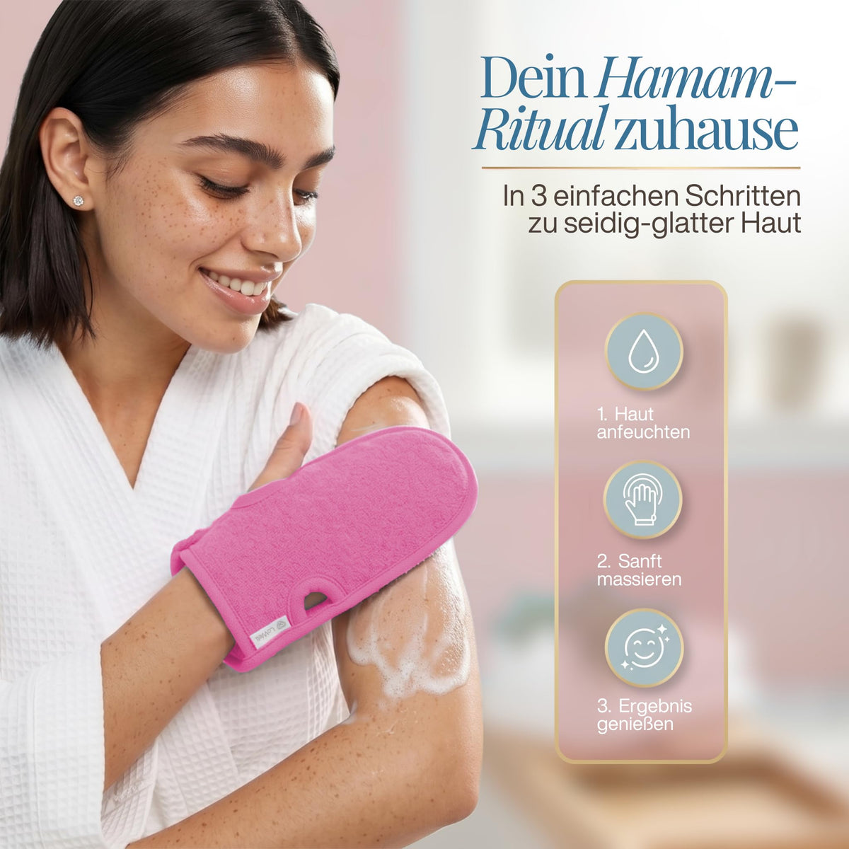 Frau im Bademantel reibt ihren Oberarm mit einem pinken Peeling-Handschuh ab, daneben drei Anwendungsschritte