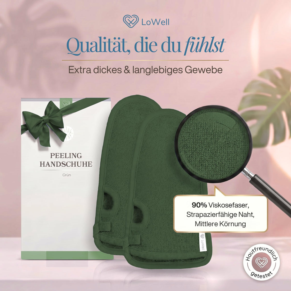 Geschenkbox und zwei Peeling-Handschuhe in Grün, eine Lupe zeigt die Struktur des Gewebes