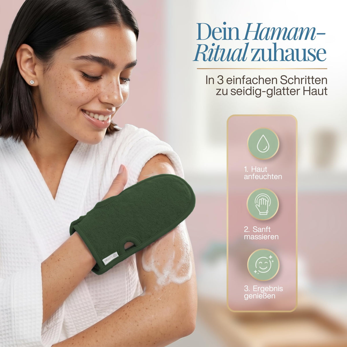 Frau im Bademantel reibt ihren Oberarm mit einem grünen Peeling-Handschuh ab, daneben drei Anwendungsschritte