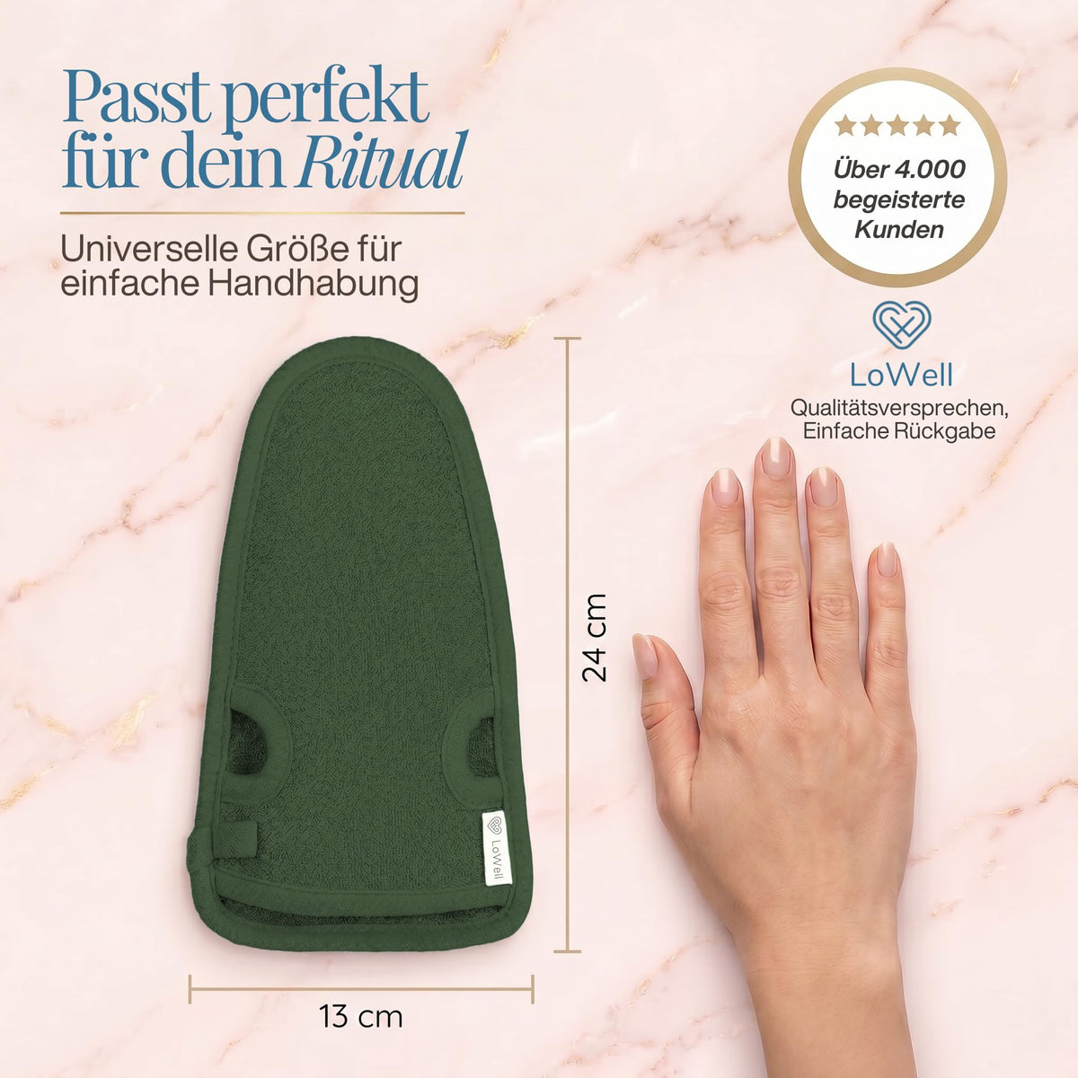 Grüner Peeling-Handschuh mit Maßangaben 24 × 13 cm neben einer flach aufgelegten Hand auf hellem Stein