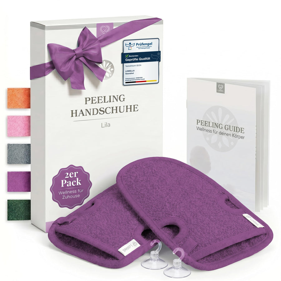 Zwei Peeling-Handschuhe in Lila vor Geschenkbox mit lila Schleife, dazu zwei Saughaken