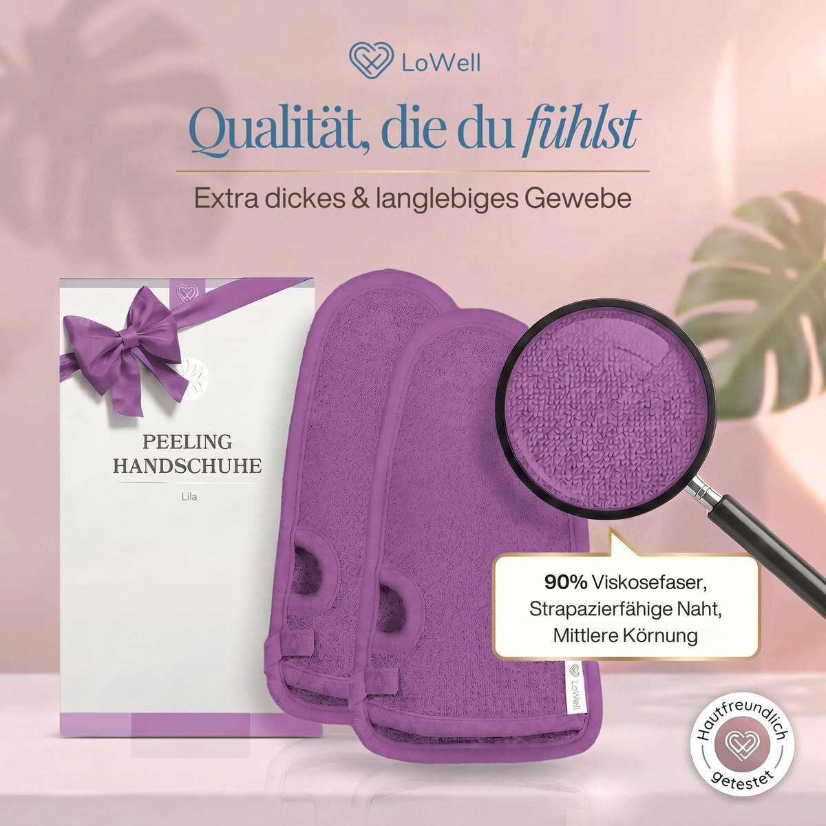 Geschenkbox und zwei Peeling-Handschuhe in Lila, eine Lupe zeigt die Struktur des Gewebes
