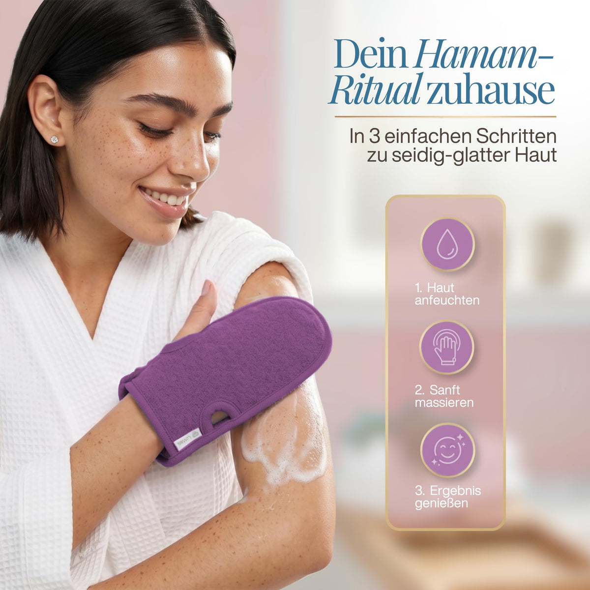 Frau im Bademantel reibt ihren Oberarm mit einem lila Peeling-Handschuh ab, daneben drei Anwendungsschritte