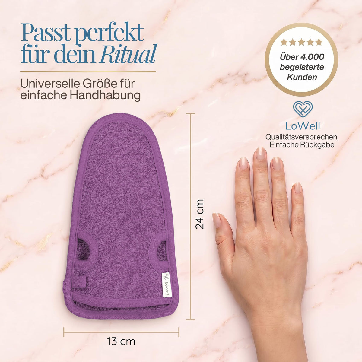 Lila Peeling-Handschuh mit Maßangaben 24 × 13 cm neben einer flach aufgelegten Hand auf hellem Stein