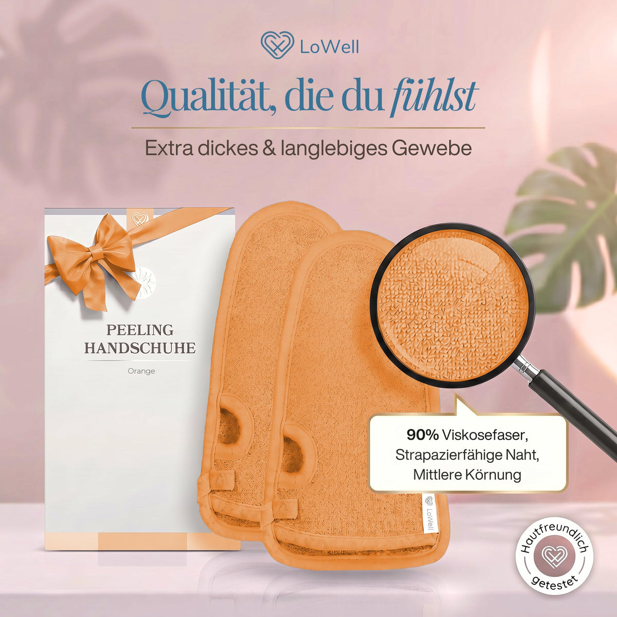Geschenkbox und zwei Peeling-Handschuhe in Orange, eine Lupe zeigt die Struktur des Gewebes