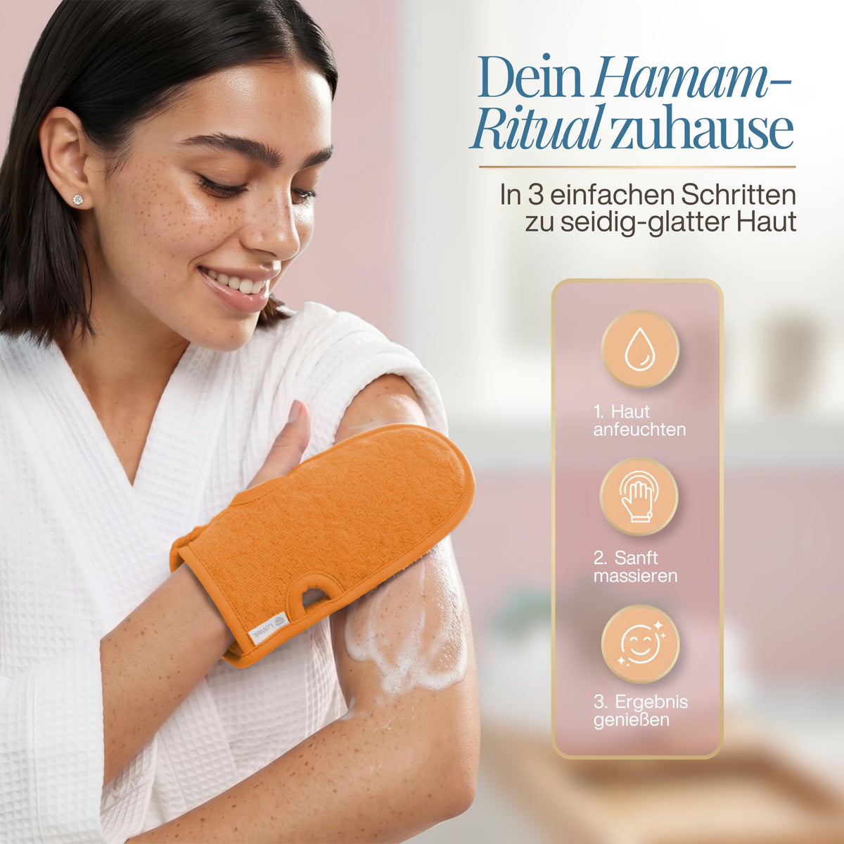 Frau im Bademantel reibt ihren Oberarm mit einem orangen Peeling-Handschuh ab, daneben drei Anwendungsschritte