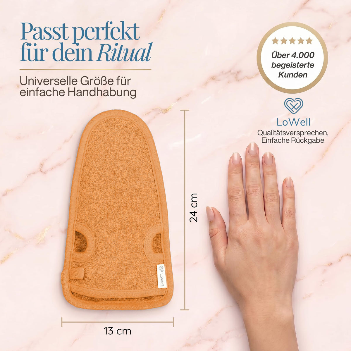 Oranger Peeling-Handschuh mit Maßangaben 24 × 13 cm neben einer flach aufgelegten Hand auf hellem Stein