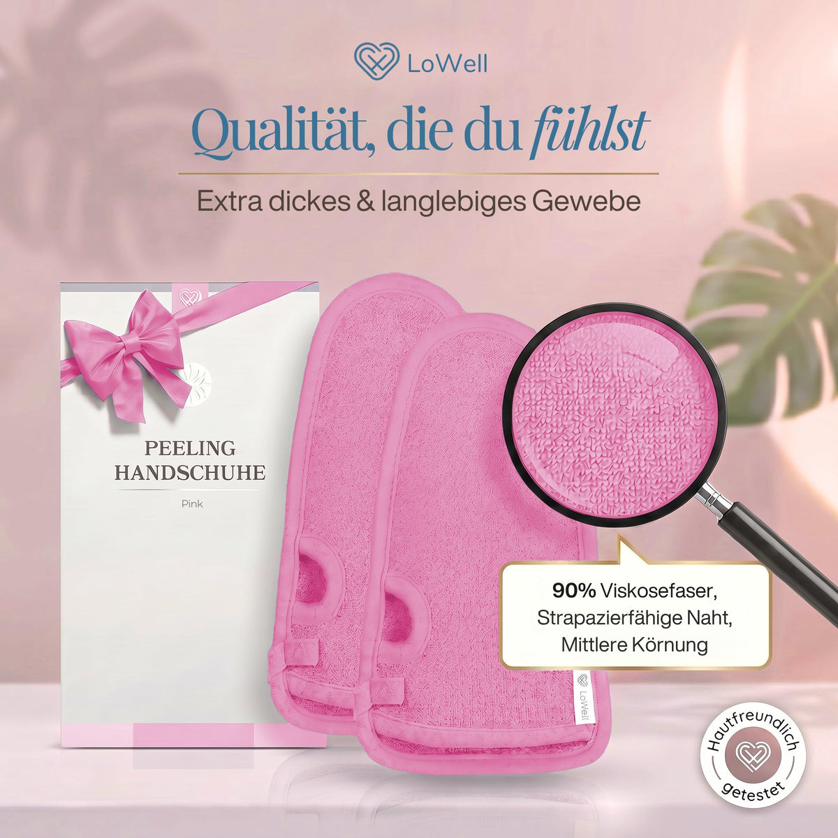 Geschenkbox und zwei Peeling-Handschuhe in Pink, eine Lupe zeigt die Struktur des Gewebes