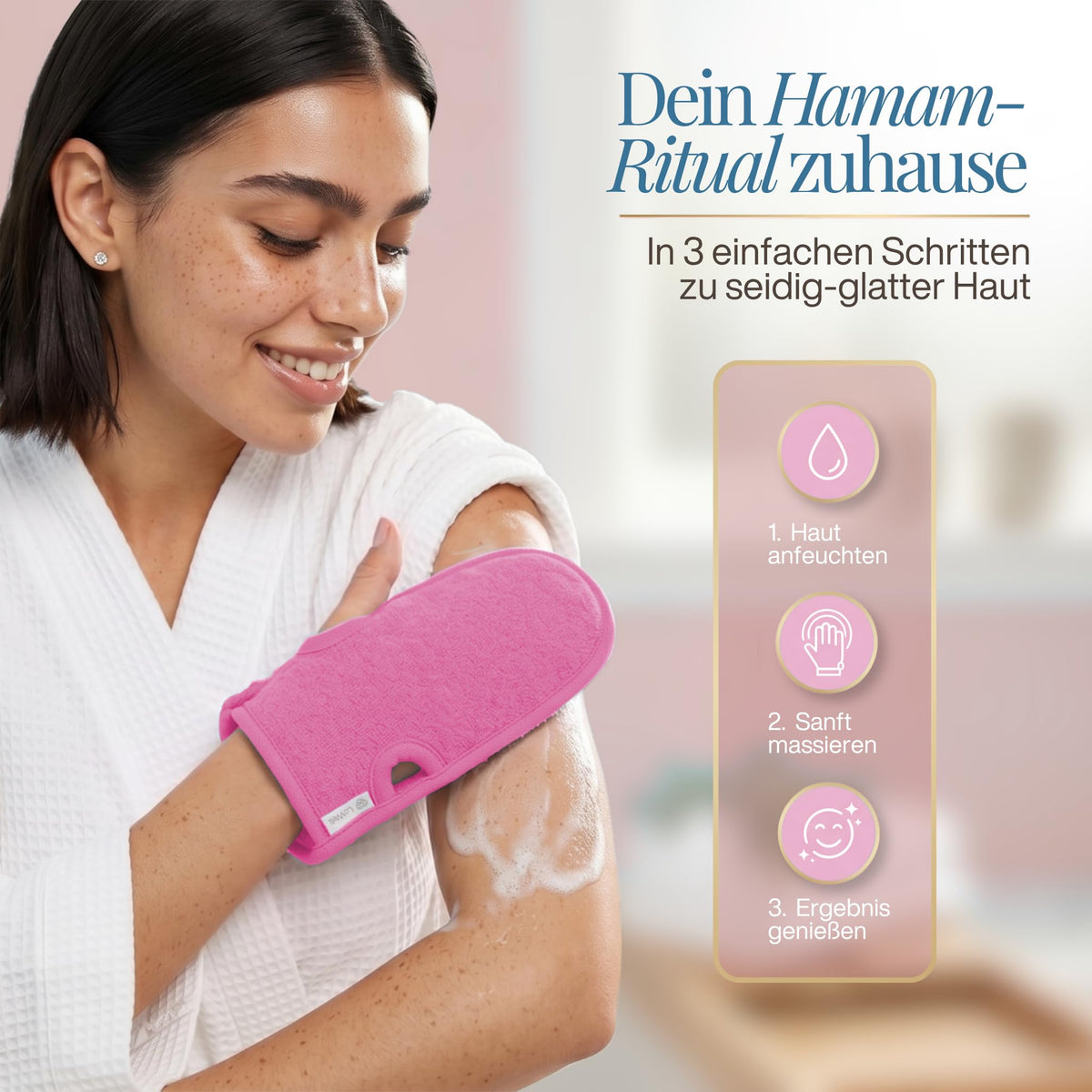 Frau im Bademantel reibt ihren Oberarm mit einem pinken Peeling-Handschuh ab, daneben drei Anwendungsschritte