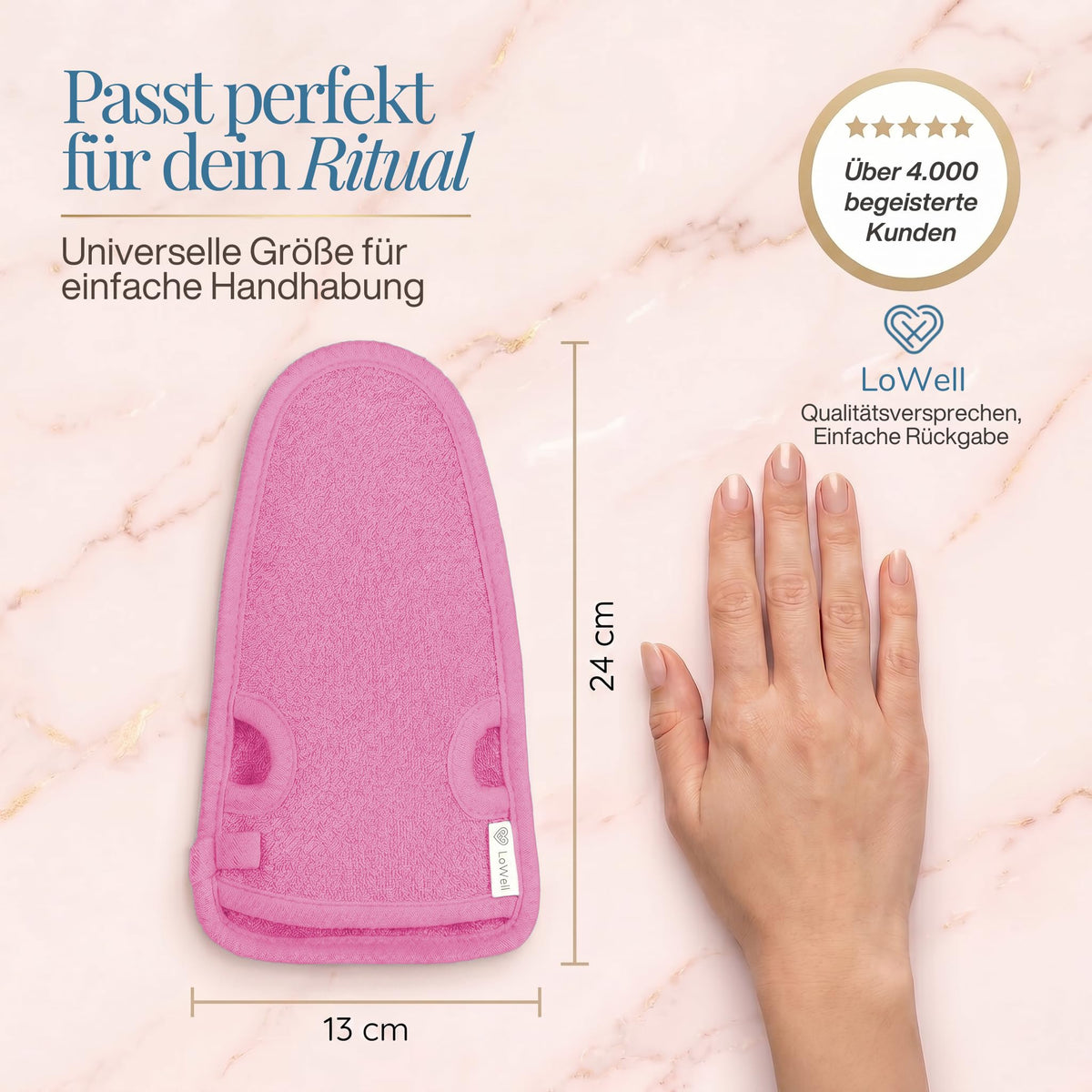 Pinker Peeling-Handschuh mit Maßangaben 24 × 13 cm neben einer flach aufgelegten Hand auf hellem Stein