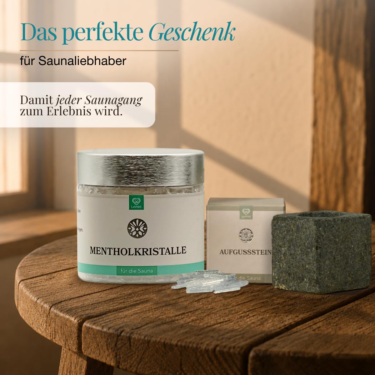 Dose Mentholkristalle, Aufgussstein und dessen Verpackung auf einem Holzhocker im Sonnenlicht