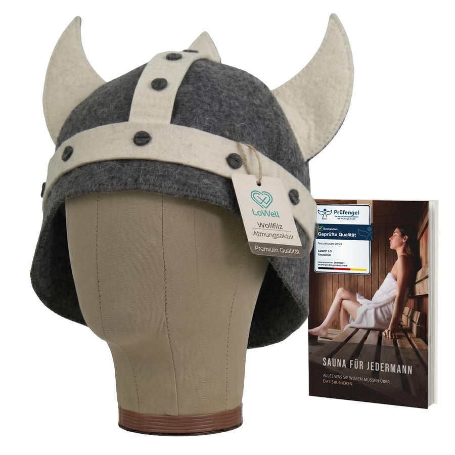 Grauer Saunahut im Wikingerhelm-Design mit weißen Hörnern auf Stoffbüste